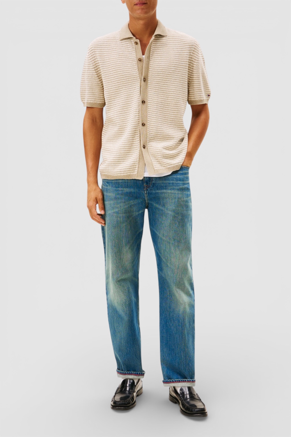 תמונת כל הלוק של חולצה מכופתרת